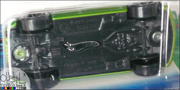 Base de la Hot Wheels T-Hunt Basic Chrysler 300C HEMI (logo emboss)