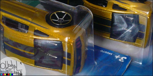 Comparaison de la Hot Wheels T-Hunt basic 2005 Ford Mustang GT (version bande simple)