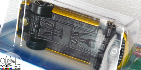 Base de Hot Wheels T-Hunt Basic 2005 Ford Mustang GT (version logo emboss) 